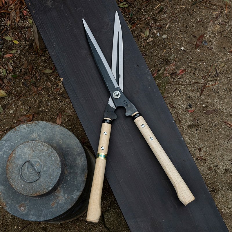 Kihachi Japanese garden shears made from Hitachi steel with hollow ground blades for sap-resistant clean pruning.