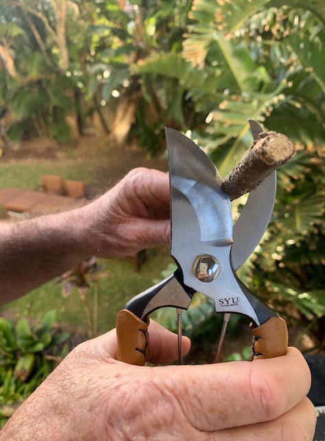 Large secateurs grip