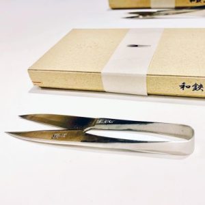 Grip Scissors Kenshi displayed beside its presentation box, handcrafted in Japan