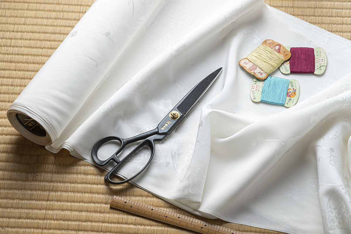 black masamune tailors shears Compact 19 cm on white silk