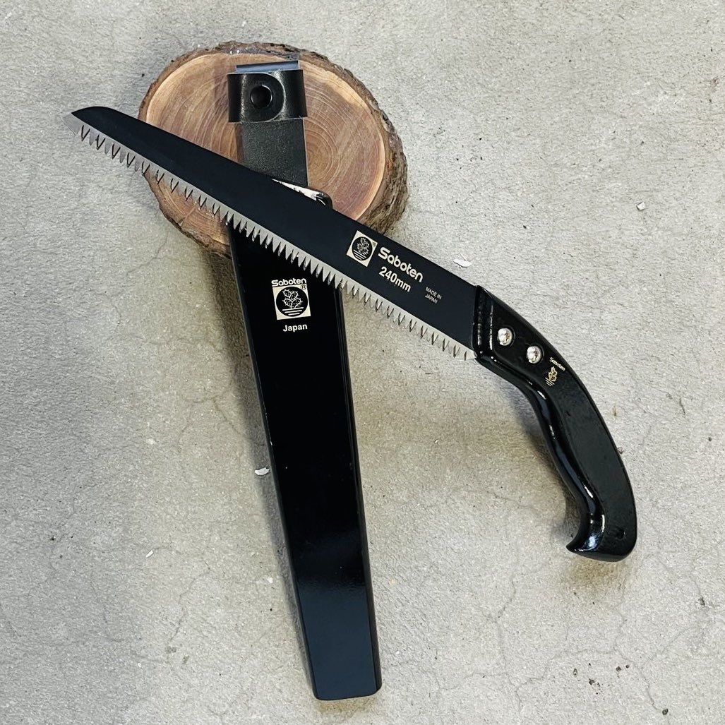 Saboten-Saw-–-Blade-and-Case-Styled-on-Log