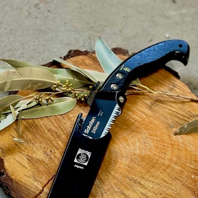 Saboten-Saw-–-Blade-and-Case-Styled-on-Log_Close-Up